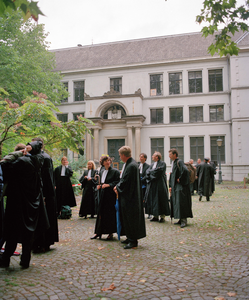 19950 Afbeelding van de bijeenkomst voorafgaand aan de cortège van rechters, officieren van justitie, advocaten en ...